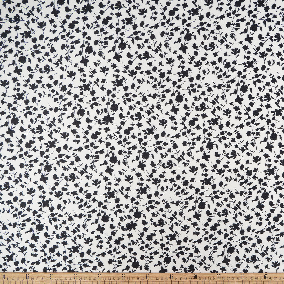 PIEL DE DURAZNO ESTAMPADO BLANCO BRILLANTE FLORES NEGRAS