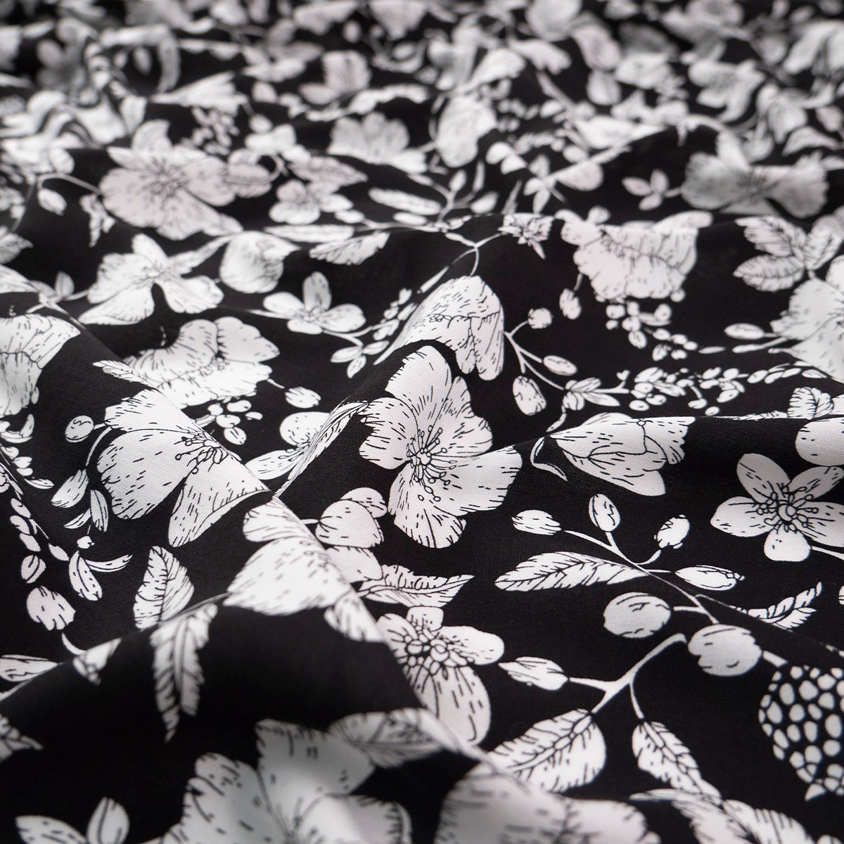 FIBRANA ESTAMPADA NEGRO METEORITO CON FLORES BLANCAS