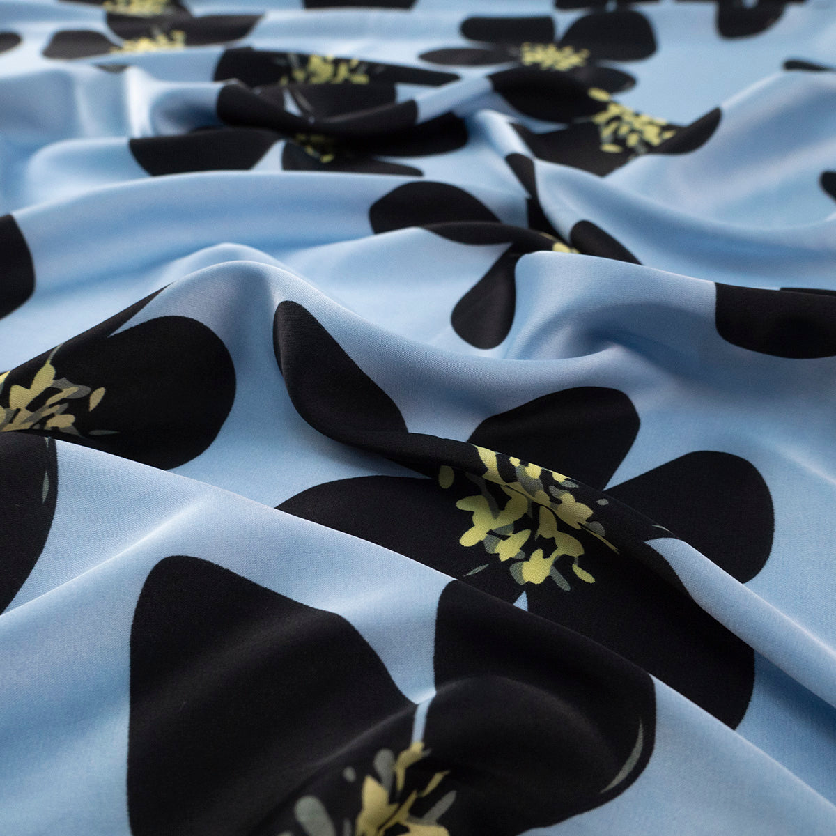 GASA SATINADA ESTAMPADA AZUL BELL CON FLORES EN NEGRO