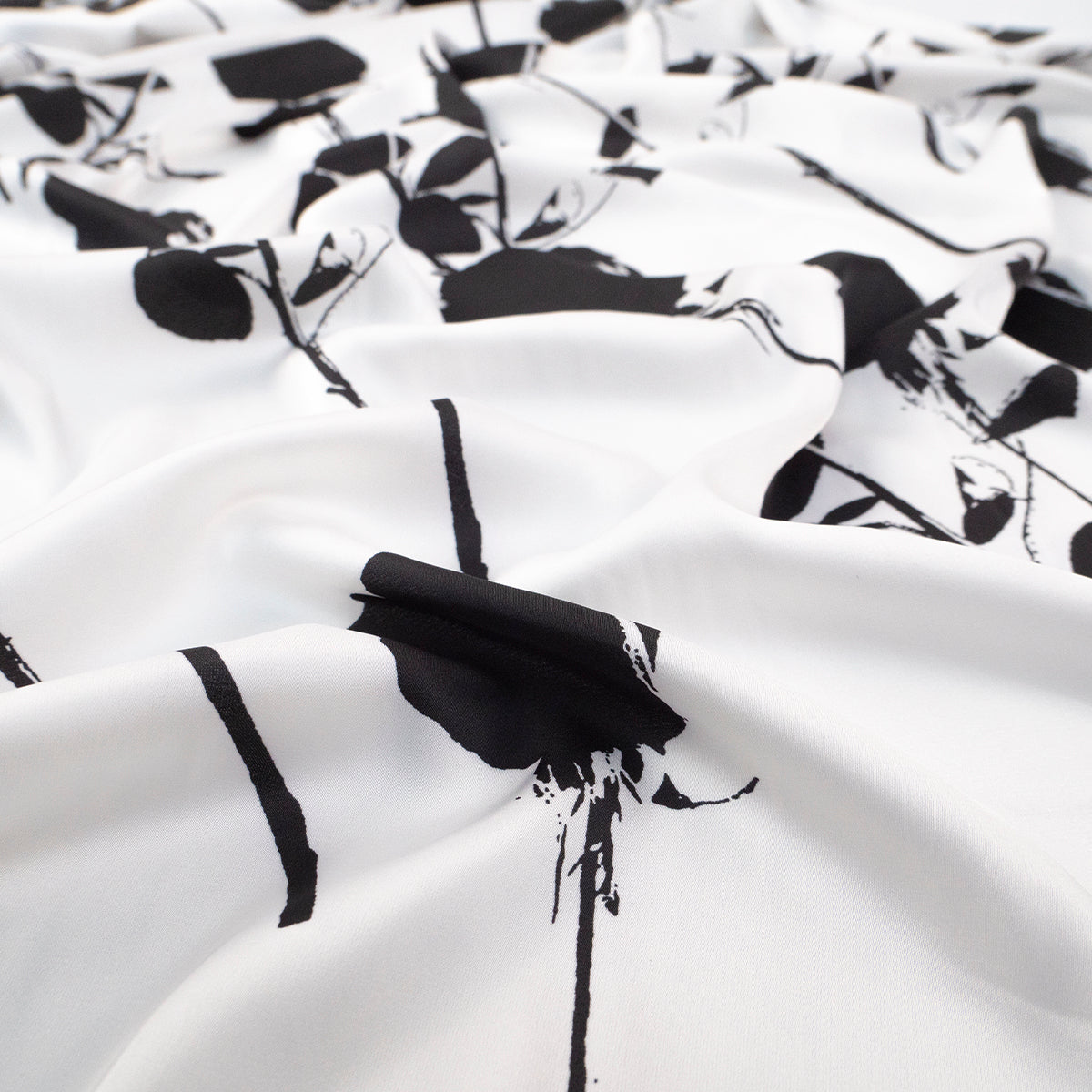 GASA SATINADA ESTAMPADA BLANCO BRILLANTE CON FLORES EN NEGRO