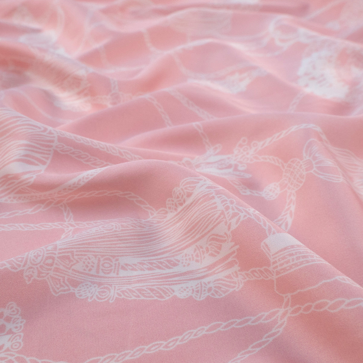GASA SATINADA ESTAMPADA ROSA FRESA CREMA ARABESCOS