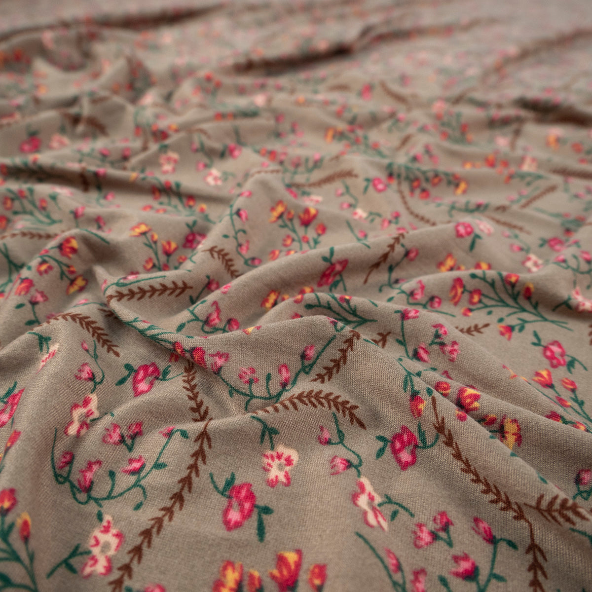 PIEL DE DURAZNO ESTAMPADO MARRON CHANTERELLE FLOREADO