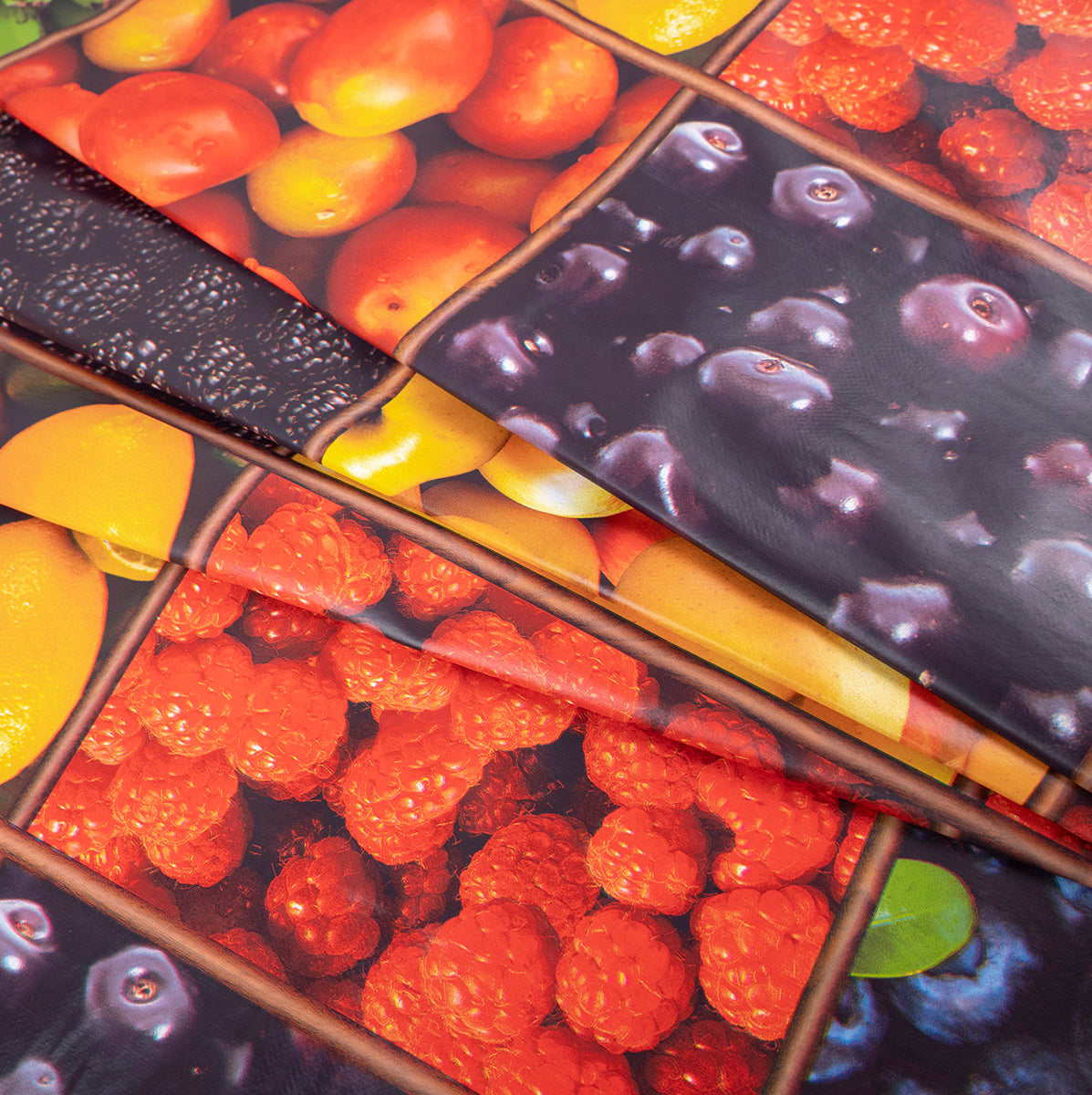 PVC DOBLE ESTAMPADO ROJO MARTE CON FRUTAS