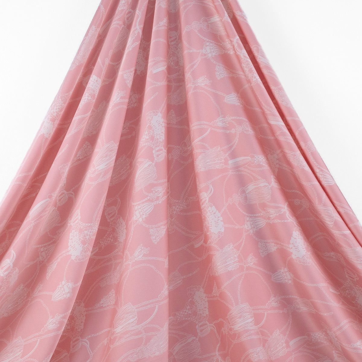 GASA SATINADA ESTAMPADA ROSA FRESA CREMA ARABESCOS