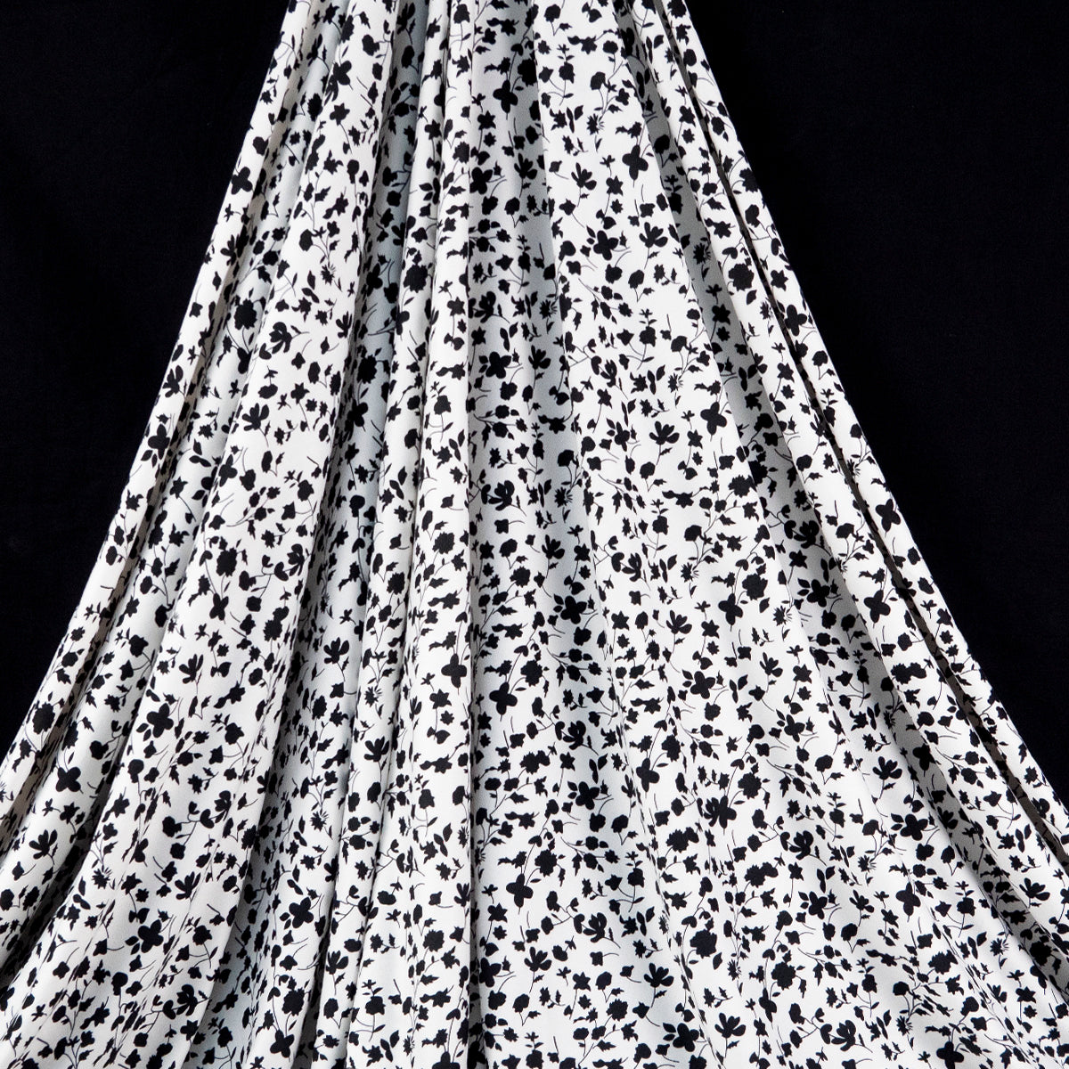 PIEL DE DURAZNO ESTAMPADO BLANCO BRILLANTE FLORES NEGRAS