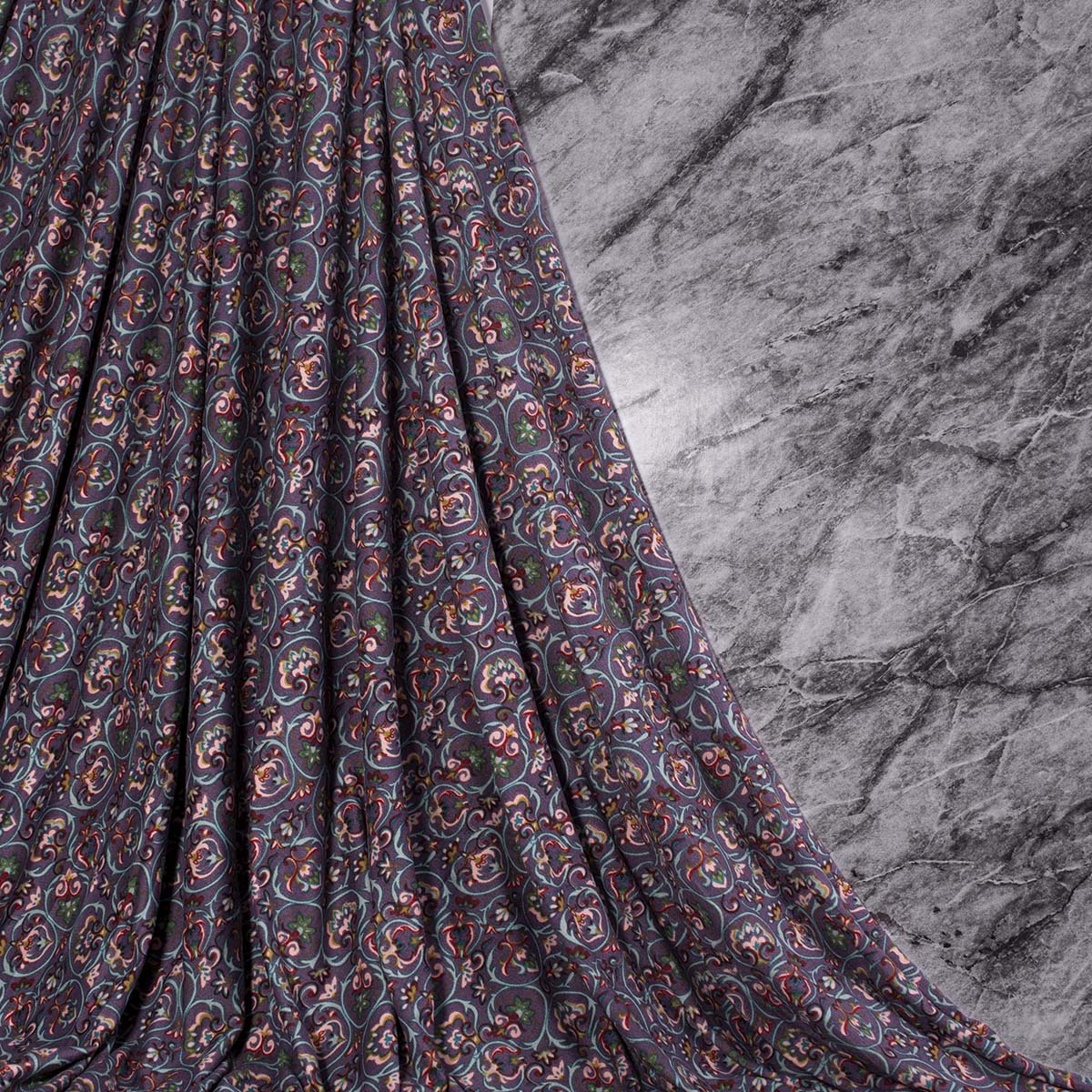 PIEL DE DURAZNO ESTAMPADO LILA COSMIC SKY ARABESCOS