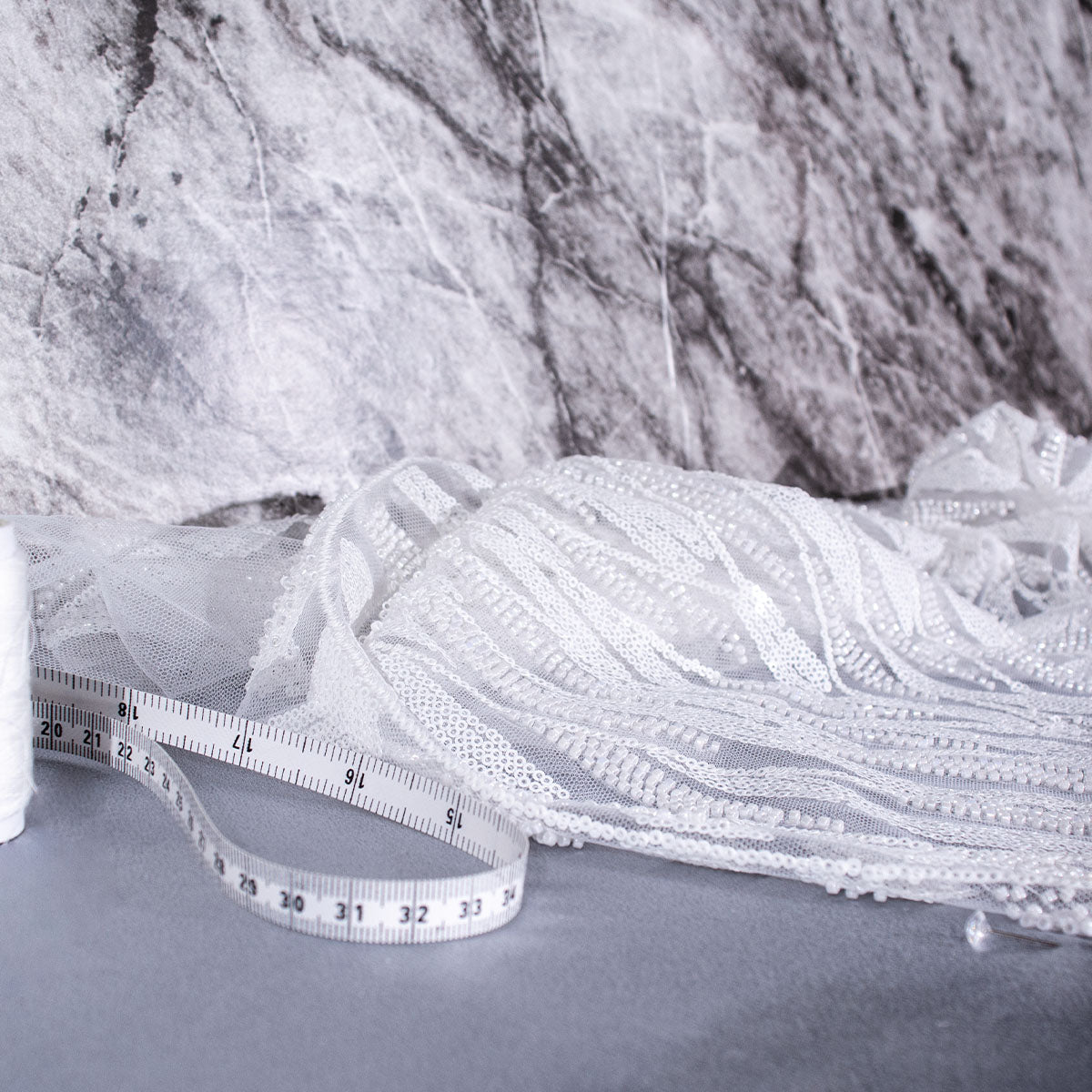 TUL PRADA BLANCO BRILLANTE CON CANUTILLOS Y LENTEJUELAS
