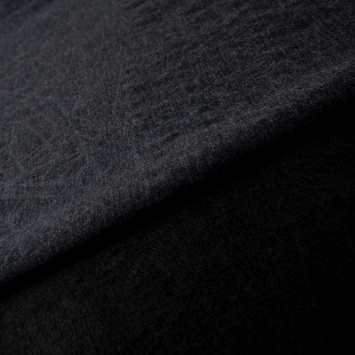 MOLETON LIBERATTO EMBOSS GRIS CUERVO GEOMETRICO INTRINCADO