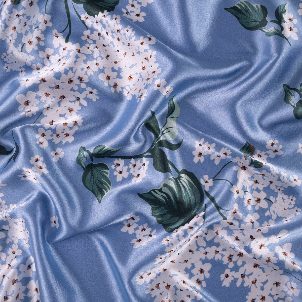 SATEN ESTAMPADO AZUL ULTRAMARINO CON FLORES BLANCAS