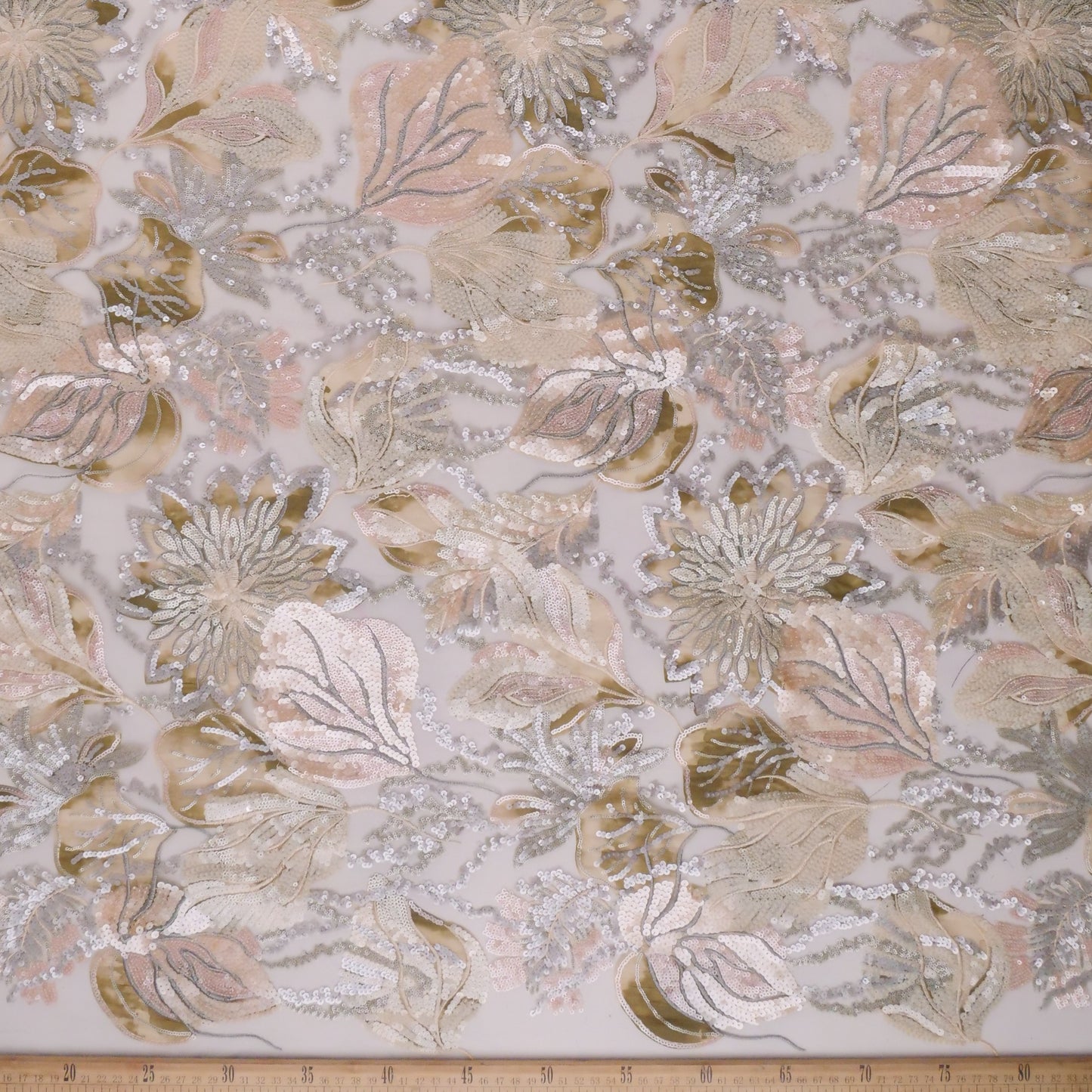 TUL PRADA BEIGE LIGERO BORDADO FLORAL Y HOJAS