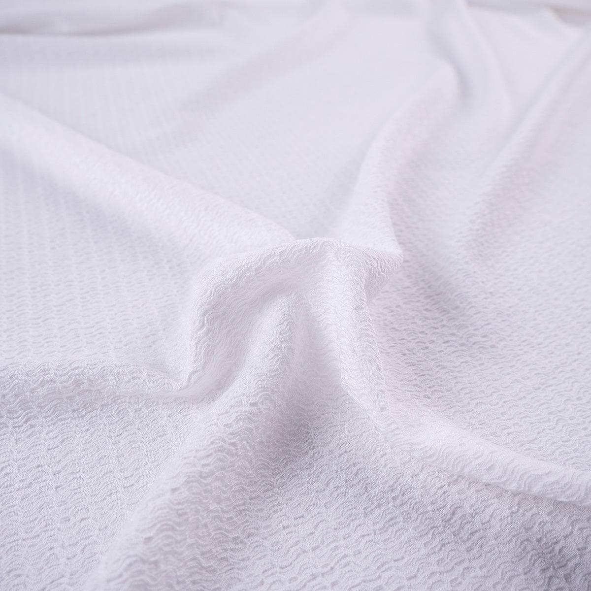CREPE DRAPE BLANCO BRILLANTE TEXTURADO CON ONDAS