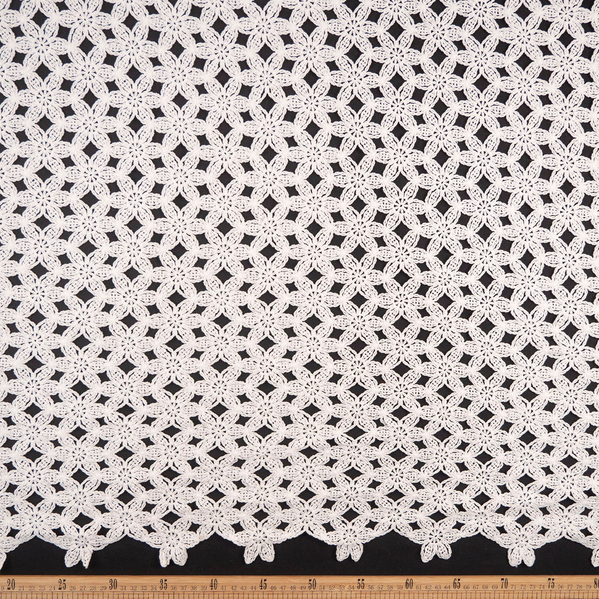 MACRAME BLANCO AZULADO CON FLORES PEQUEÑAS