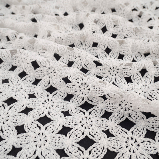 MACRAME BLANCO AZULADO CON FLORES PEQUEÑAS