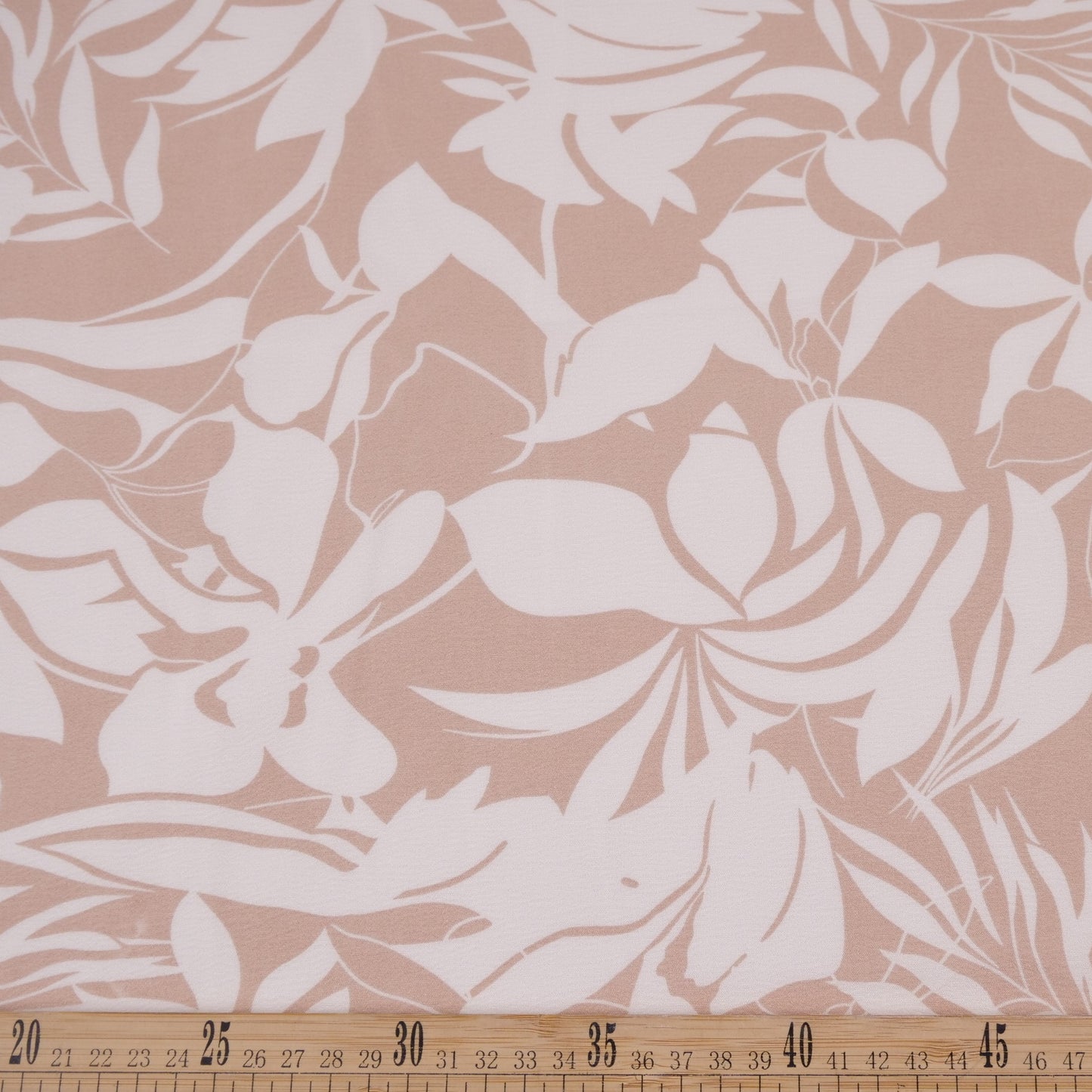 CREPE CEY ESTAMPADO ROSA CREMA TAN BOTANICO DE FLORES Y HOJAS