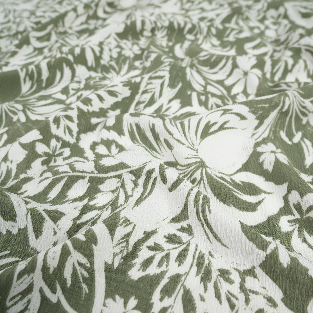 CREPE CEY ESTAMPADO VERDE JADE BOTANICO FLORAL EN BLANCO