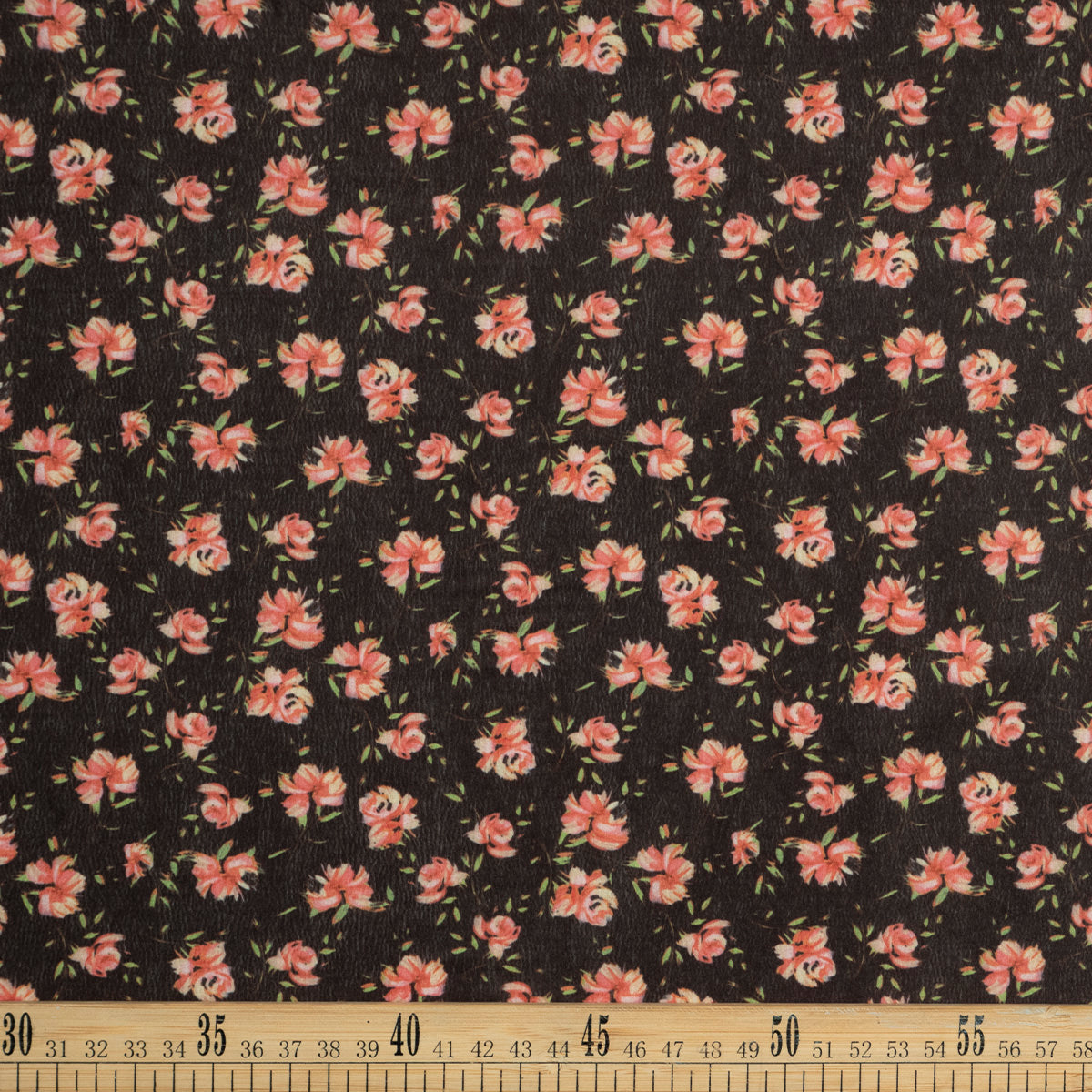 CREPE LAUREN ESTAMPADO MARRON OCRE OSCURO CON FLORES ROSAS