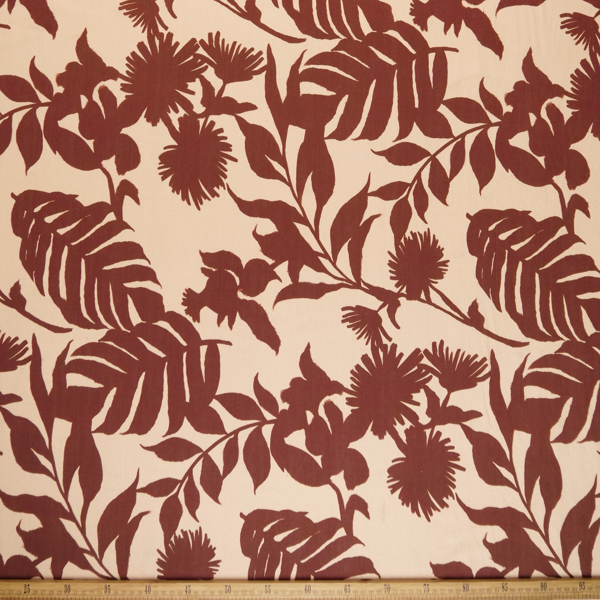 CREPE GILLY DIGITAL PRINT BEIGE ARENA CLARA CON FLORES Y HOJAS MARRONES