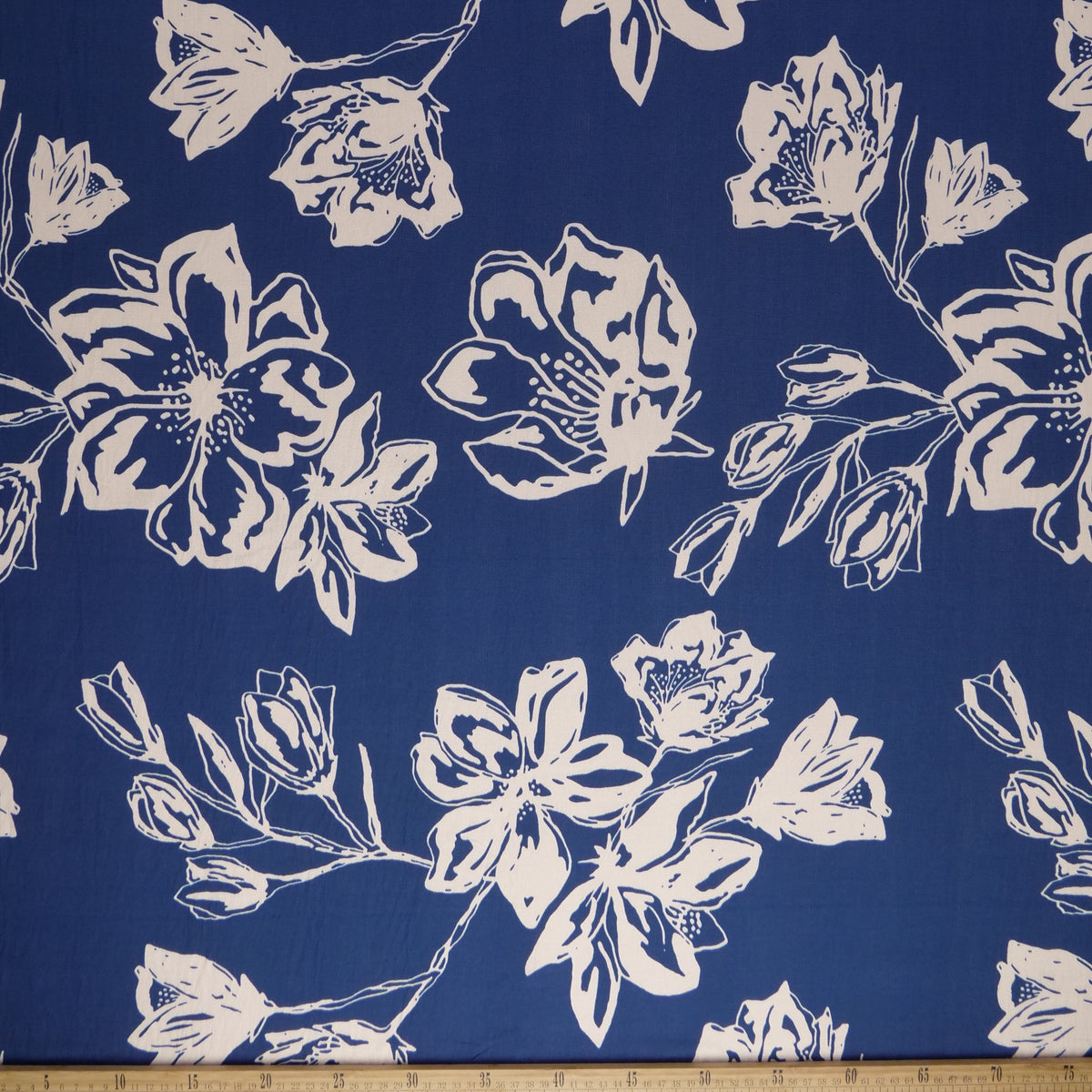 CREPE GILLY DIGITAL PRINT AZUL ECLIPSE CON FLORES BLANCAS