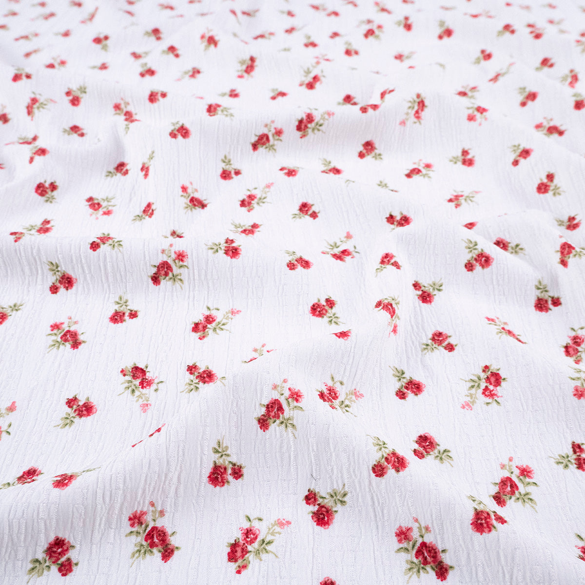 CREPE MARINA ESTAMPADO BLANCO ESTRELLA CON FLORES ROJAS