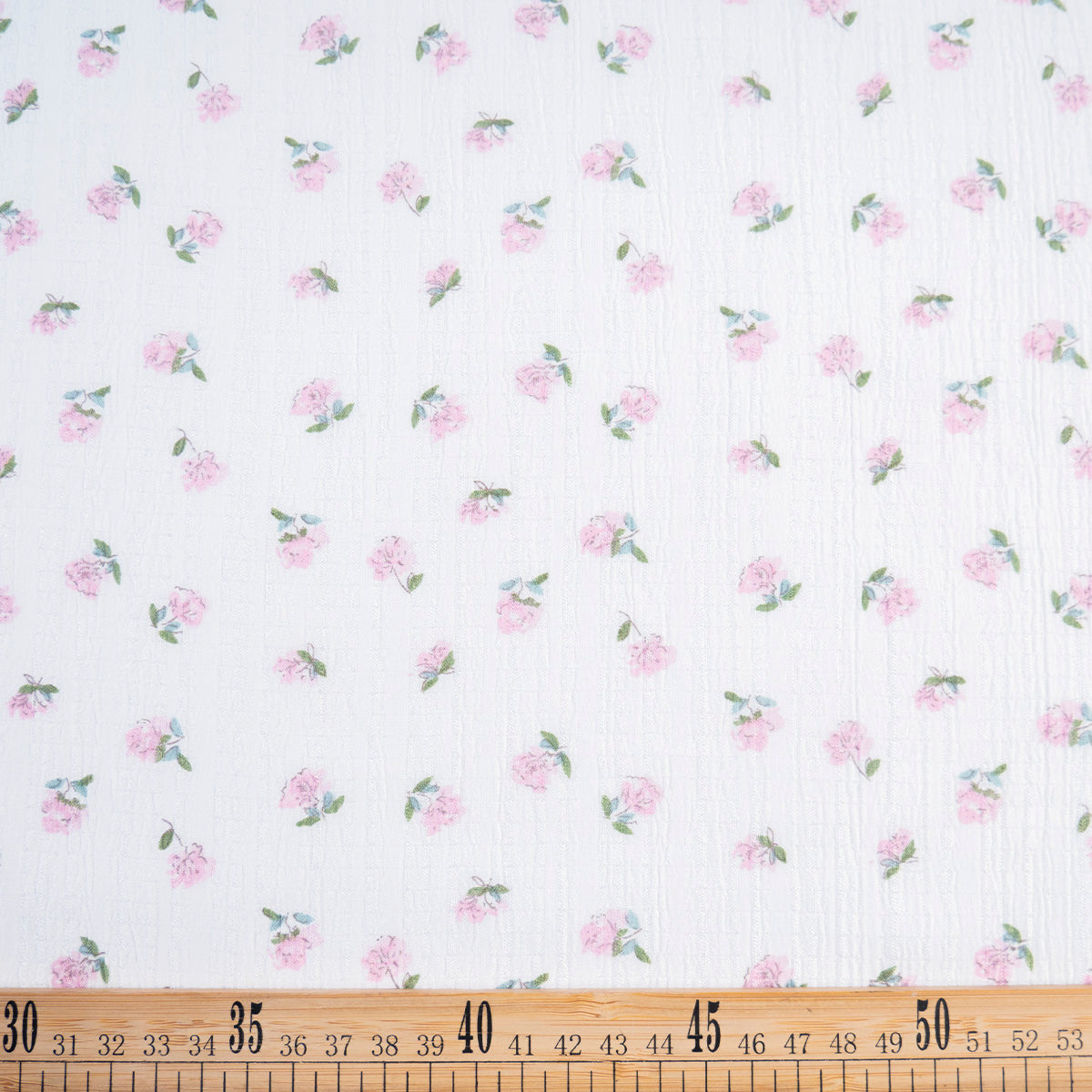 CREPE MARINA ESTAMPADO BLANCO BRILLANTE CON FLORES ROSAS