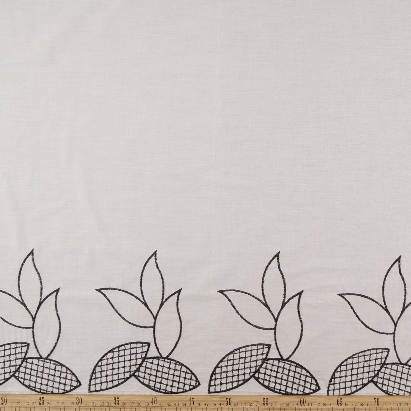 BRODERIE LOLA BLANCO AZULADO CON GRUADAS DE HOJAS