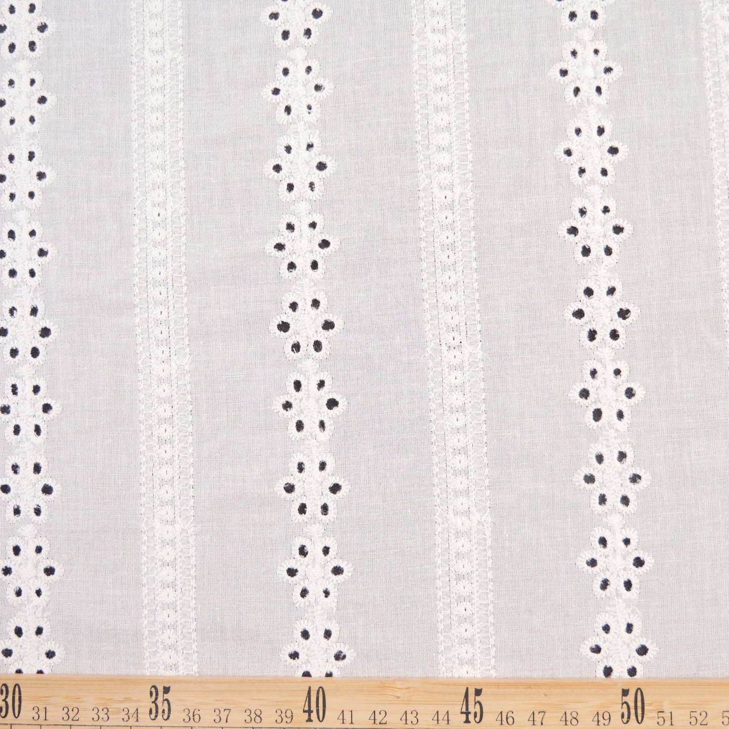 BRODERIE LOLA BLANCO BRILLANTE CON LINEAS Y FLORES