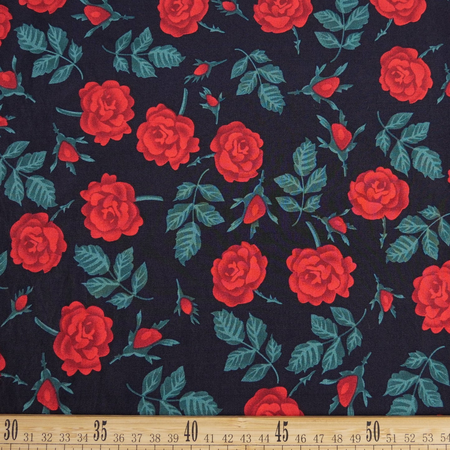 FIBRANA NYLON ESTAMPADO AZUL PEACOAT CON ROSAS ROJAS Y HOJAS VERDES