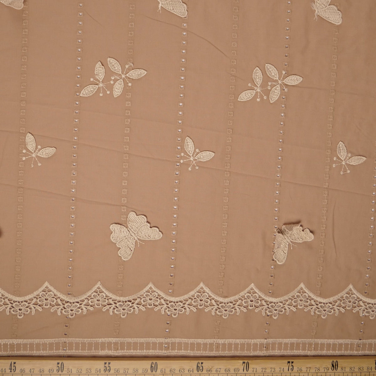 BRODERIE BEIGE SAFARI CON MARIPOSAS 3D
