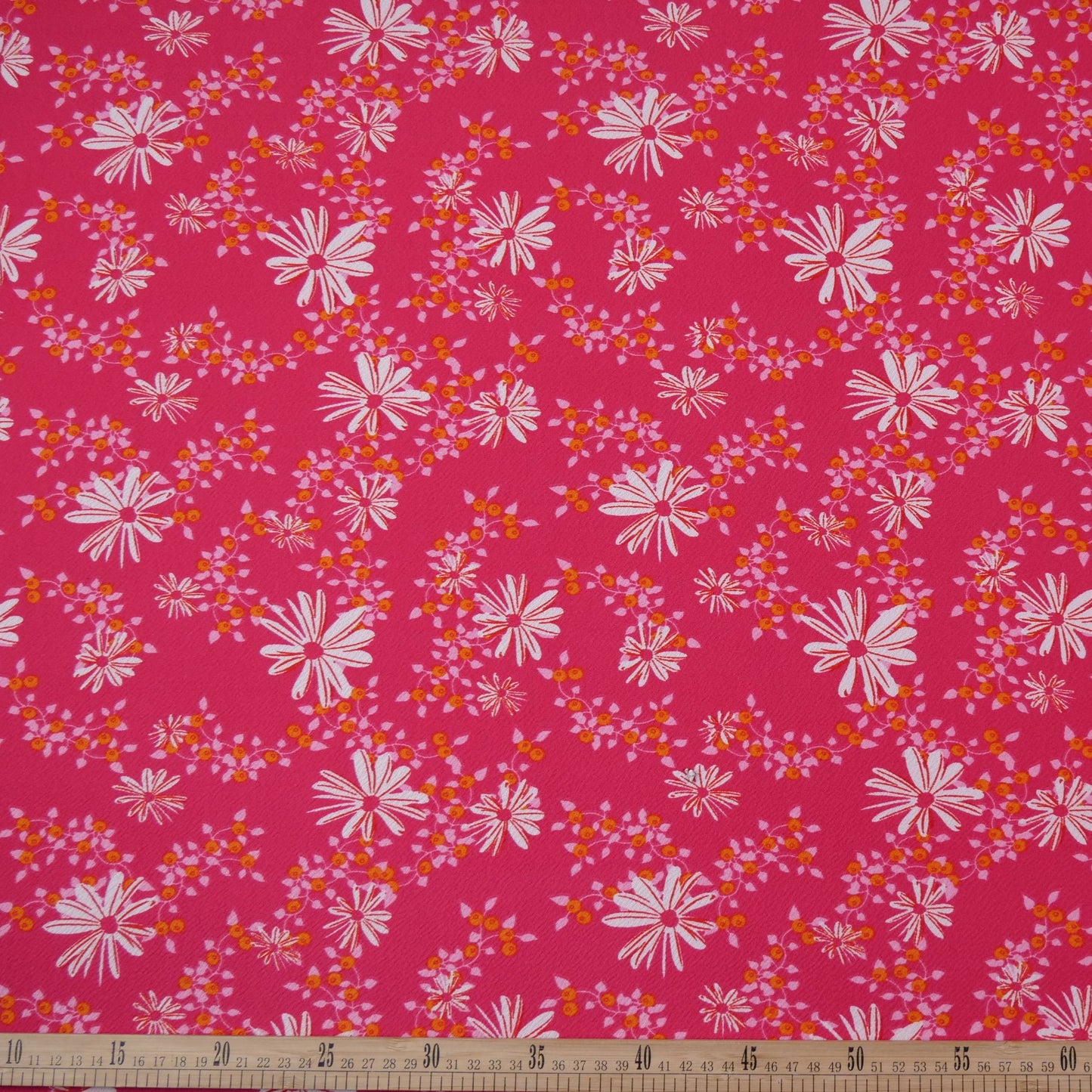 CREPE BOUCLE ESTAMPADO FUCSIA REMOLACHA CON FLORES BLANCAS