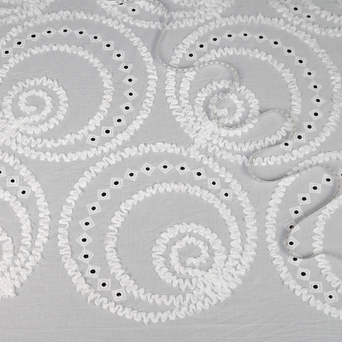 BRODERIE BLANCO BRILLANTE GEOMETRICO 3D