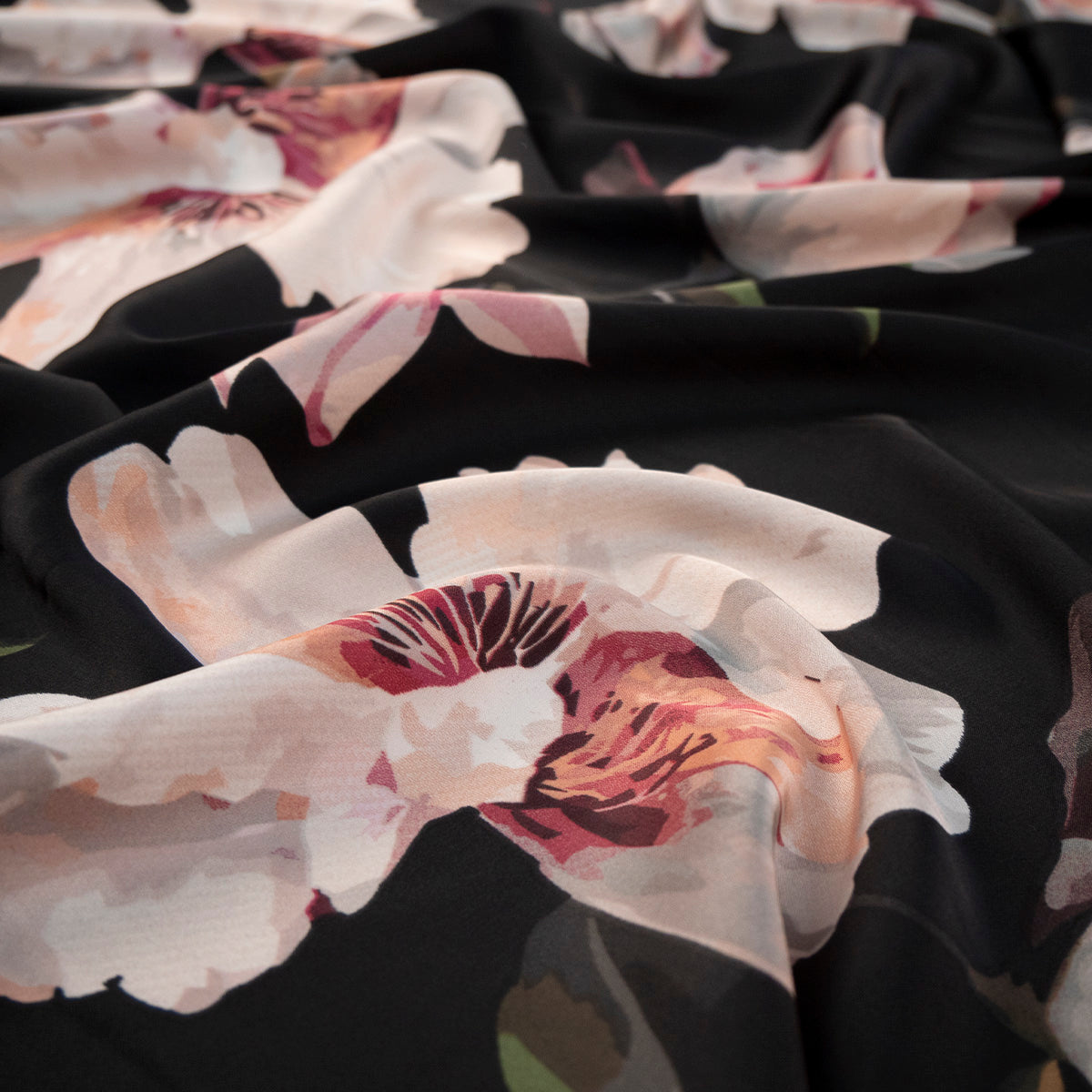 GASA SATINADA ESTAMPADA NEGRO METEORITO CON FLORES GRANDES