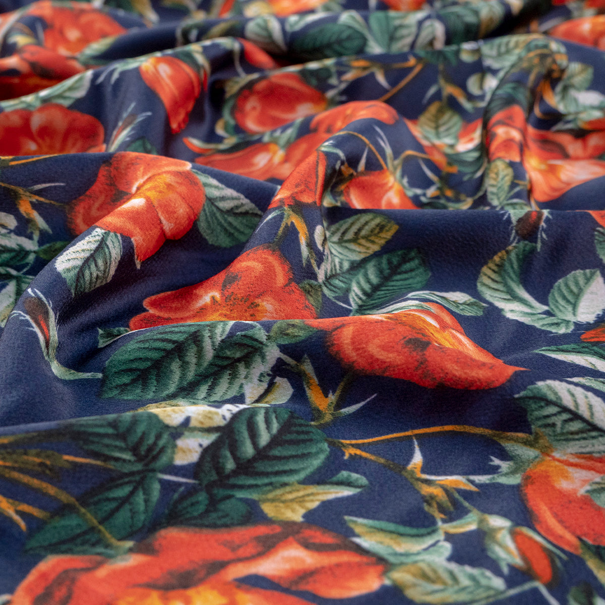 SATEN CREPE ESTAMPADO AZUL ECLIPSE TOTAL CON FLORES