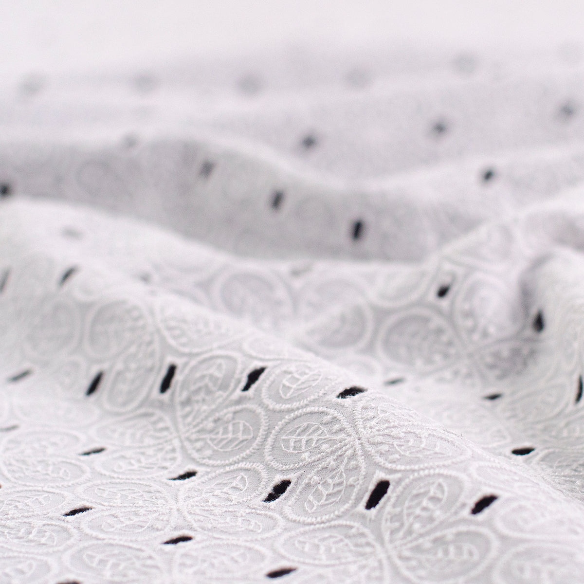 BRODERIE BLANCO BRILLANTE CON TREBOL