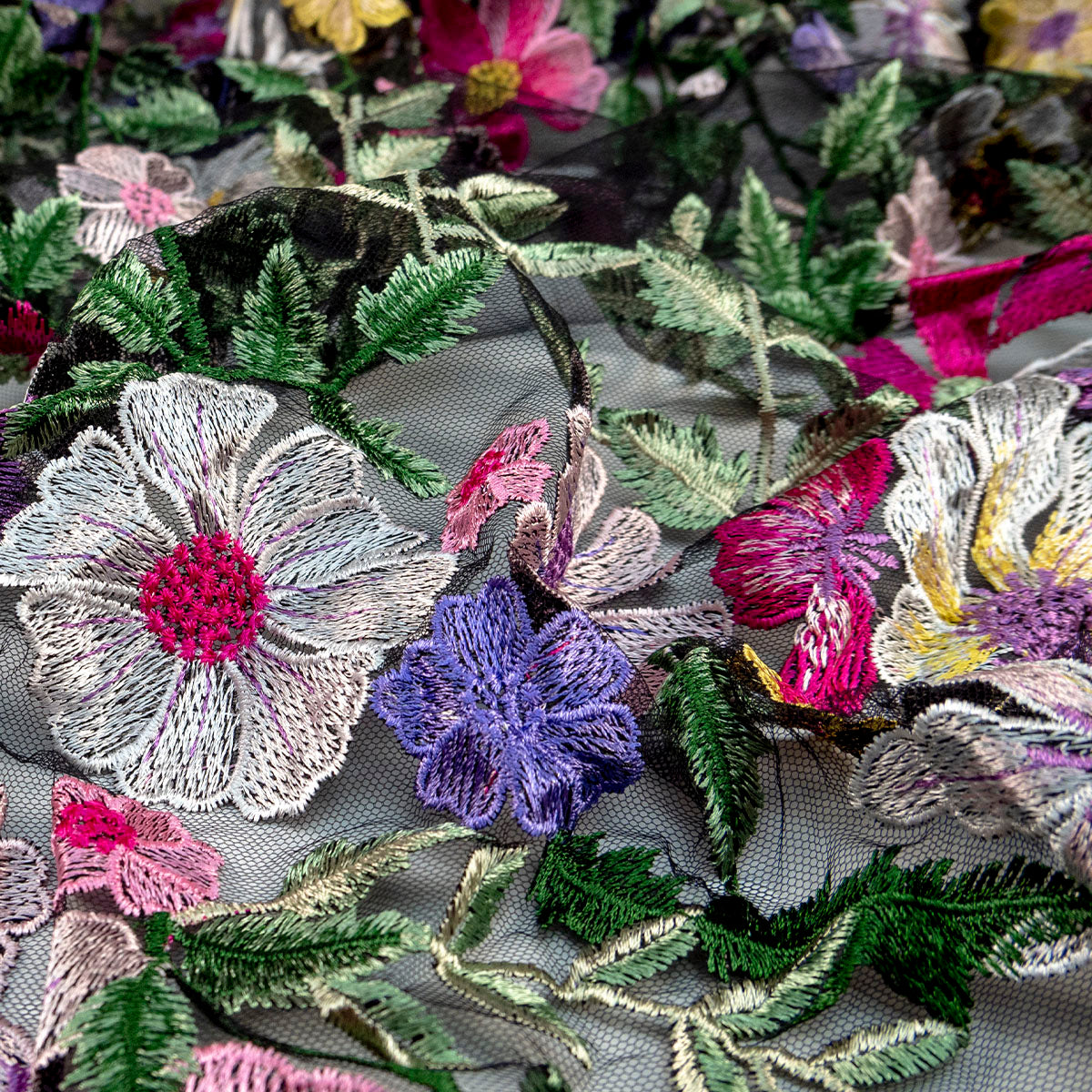 TUL GALLIANO NEGRO METEORITO HOJAS Y FLORES BORDADAS