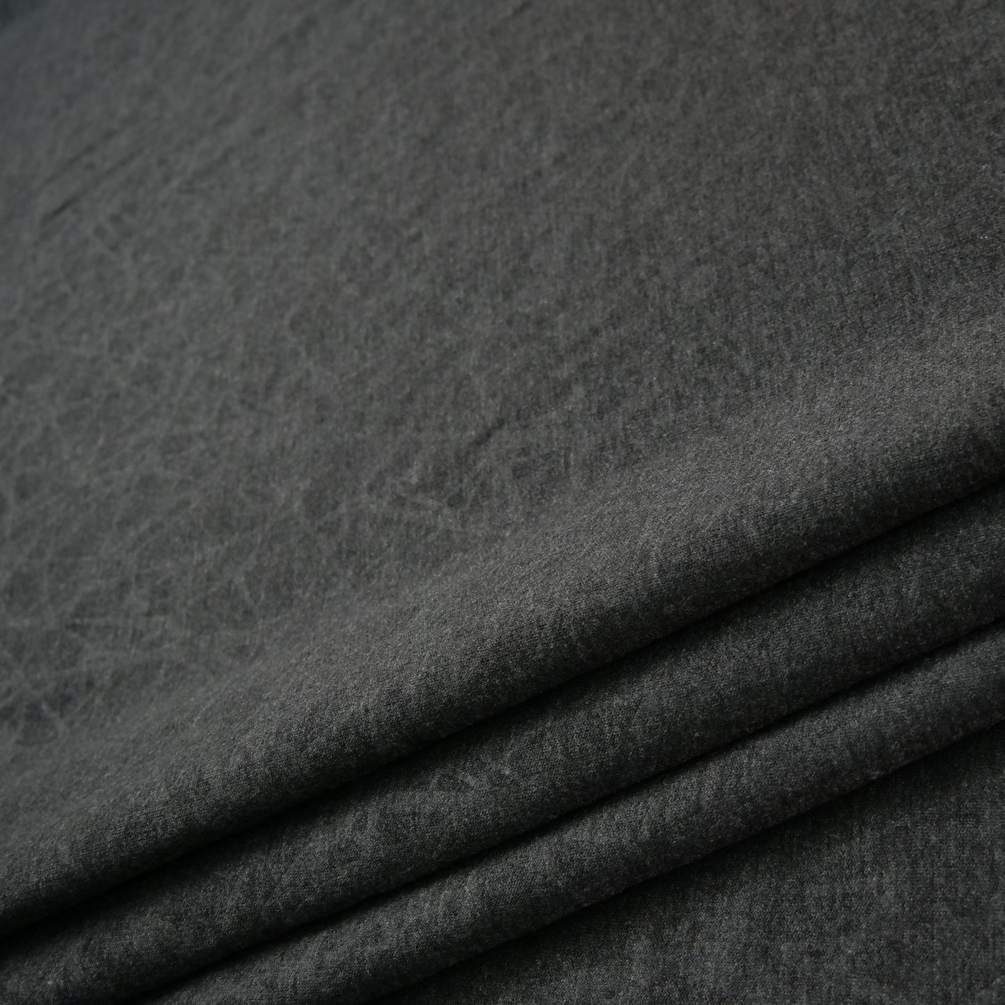MOLETON LIBERATTO EMBOSS GRIS CUERVO GEOMETRICO INTRINCADO