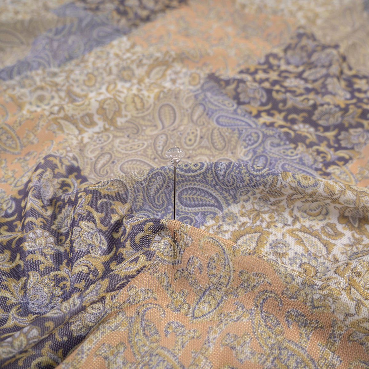 MALLA ESTAMPADA BEIGE MUSGO SUR CON CUADROS COLORIDOS Y FLORALES