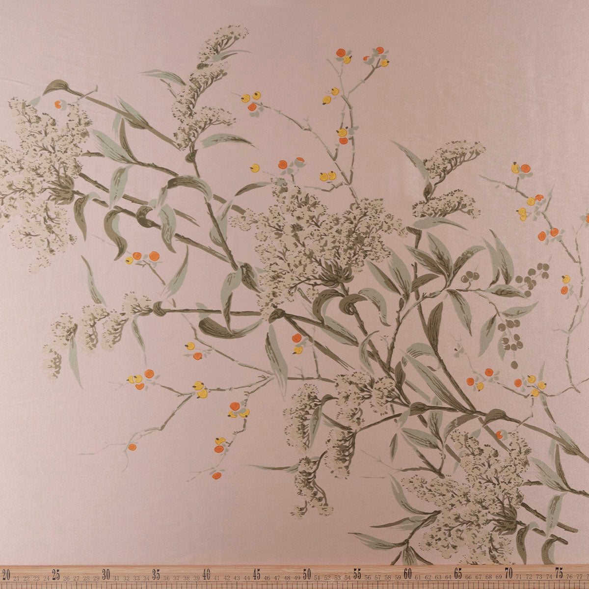 SATEN ESTAMPADO SALMON DURAZNO PALIDO HOJAS Y FLORES