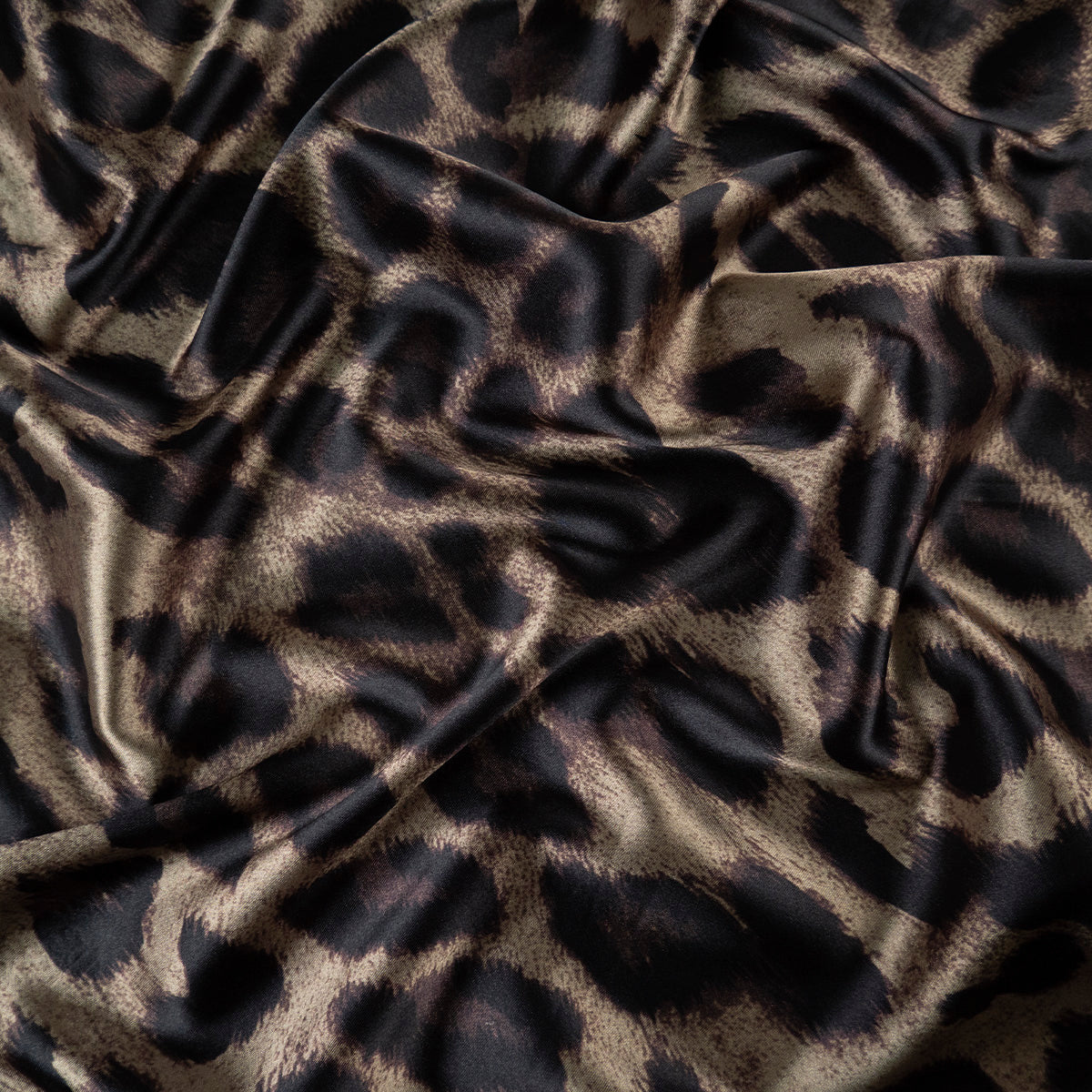 SATEN ESTAMPADO BEIGE OLIVA ANIMAL PRINT