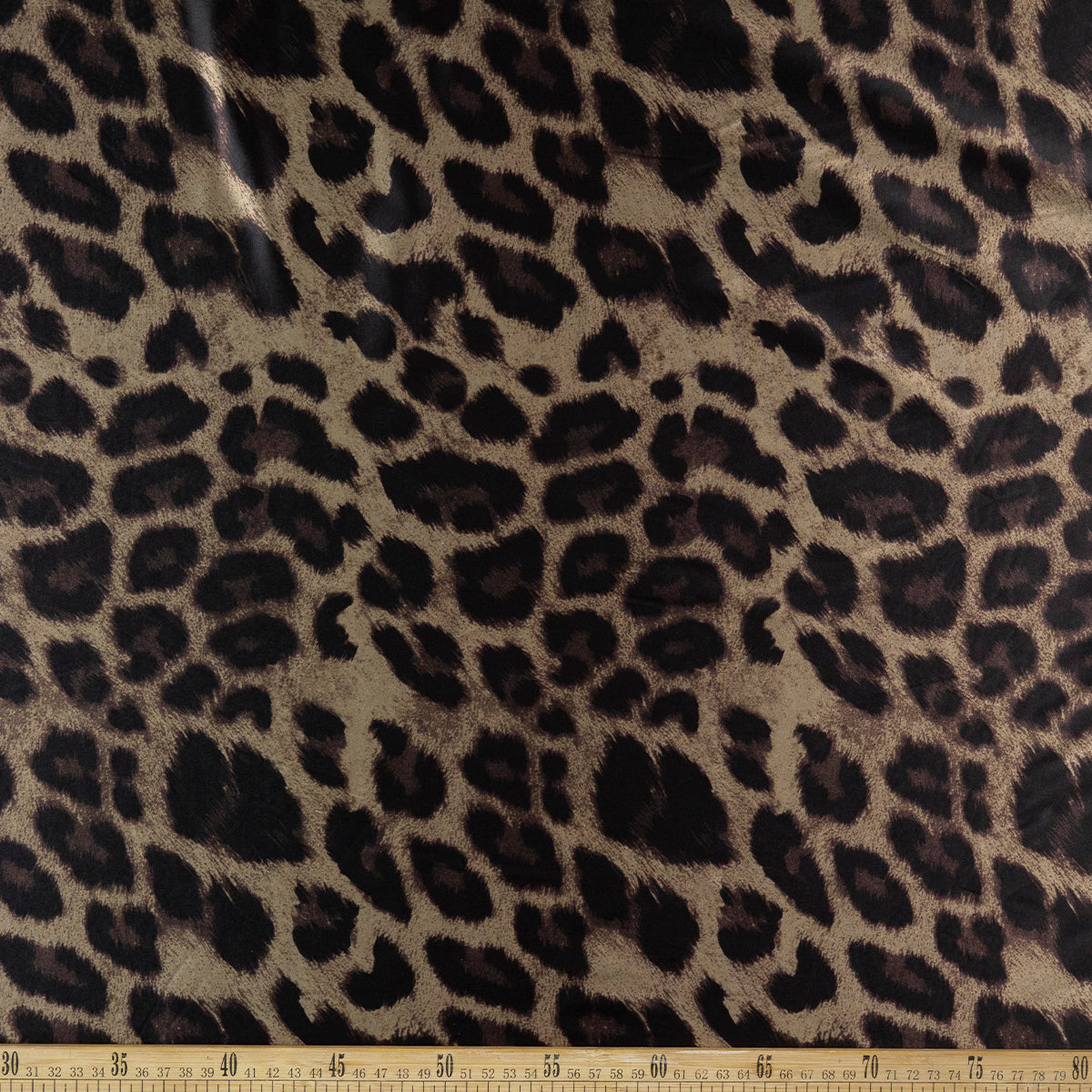 SATEN ESTAMPADO BEIGE OLIVA ANIMAL PRINT