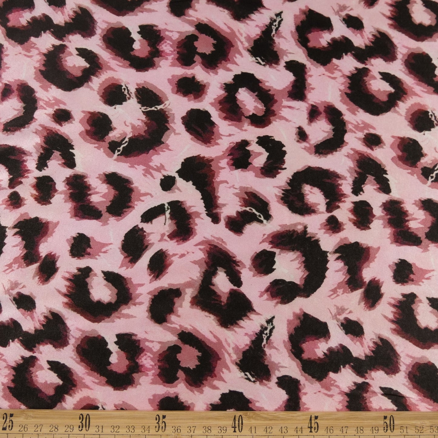 SATEN ESTAMPADO ROSA FRESA CREMA