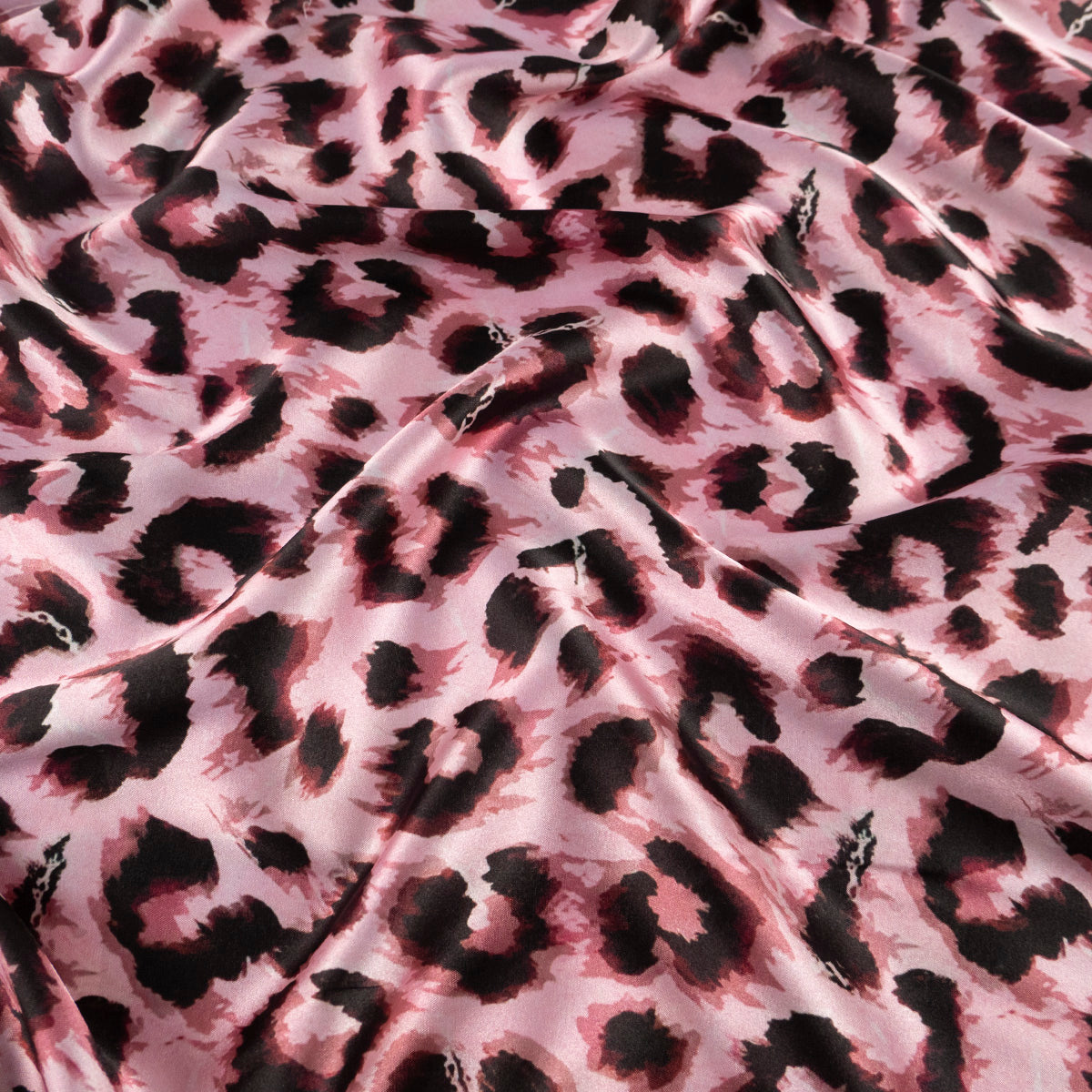 SATEN ESTAMPADO ROSA FRESA CREMA