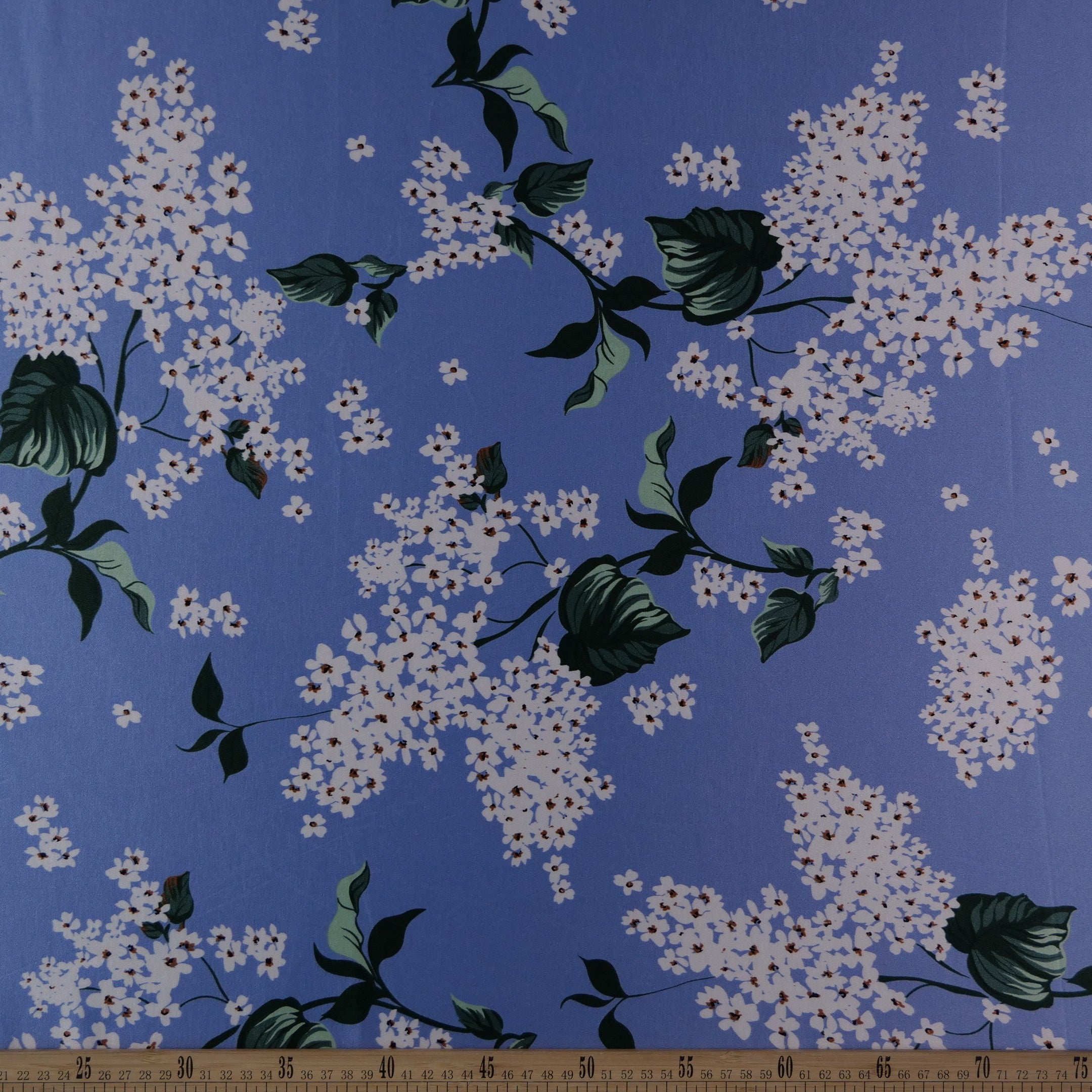 SATEN ESTAMPADO AZUL ULTRAMARINO CON FLORES BLANCAS