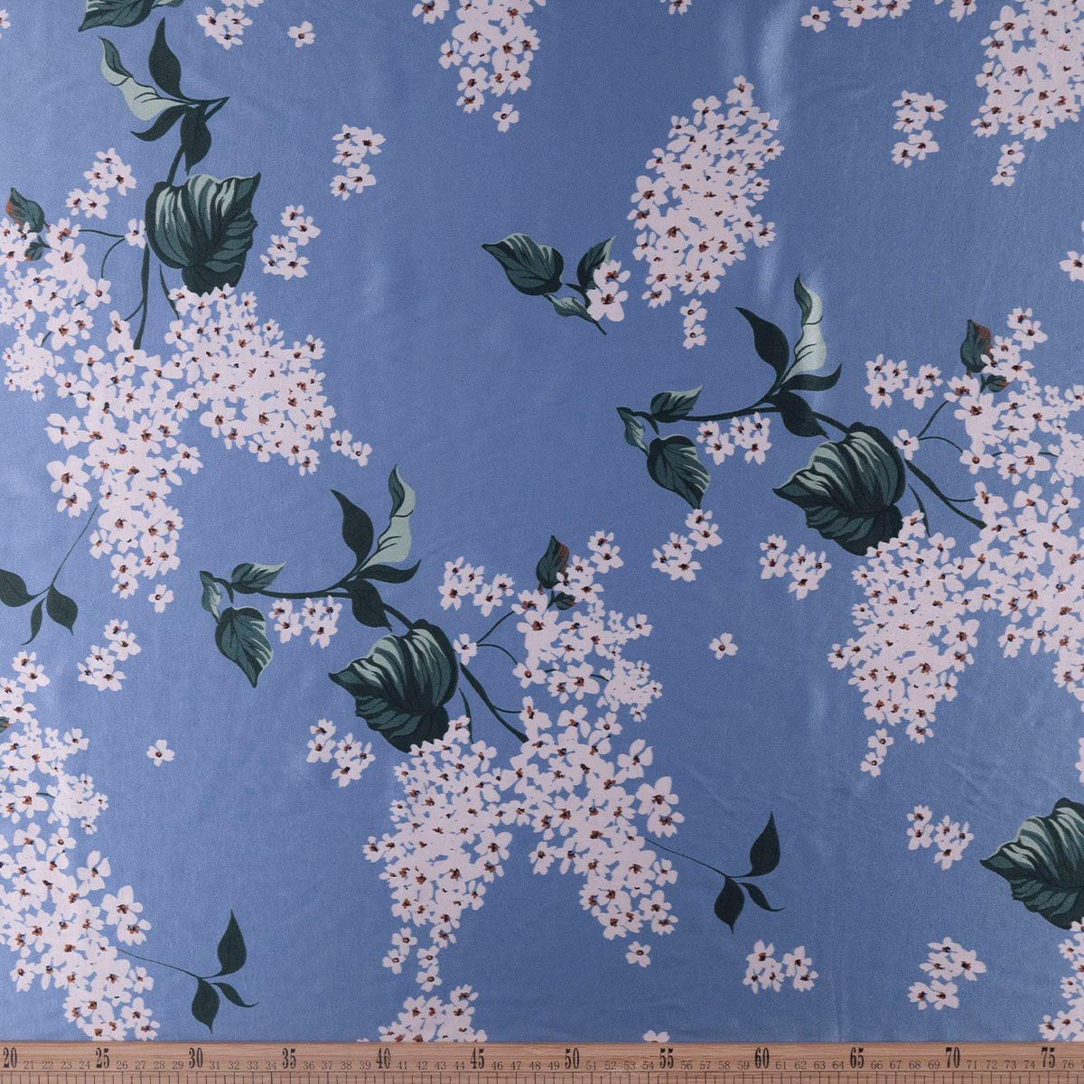 SATEN ESTAMPADO AZUL ULTRAMARINO CON FLORES BLANCAS