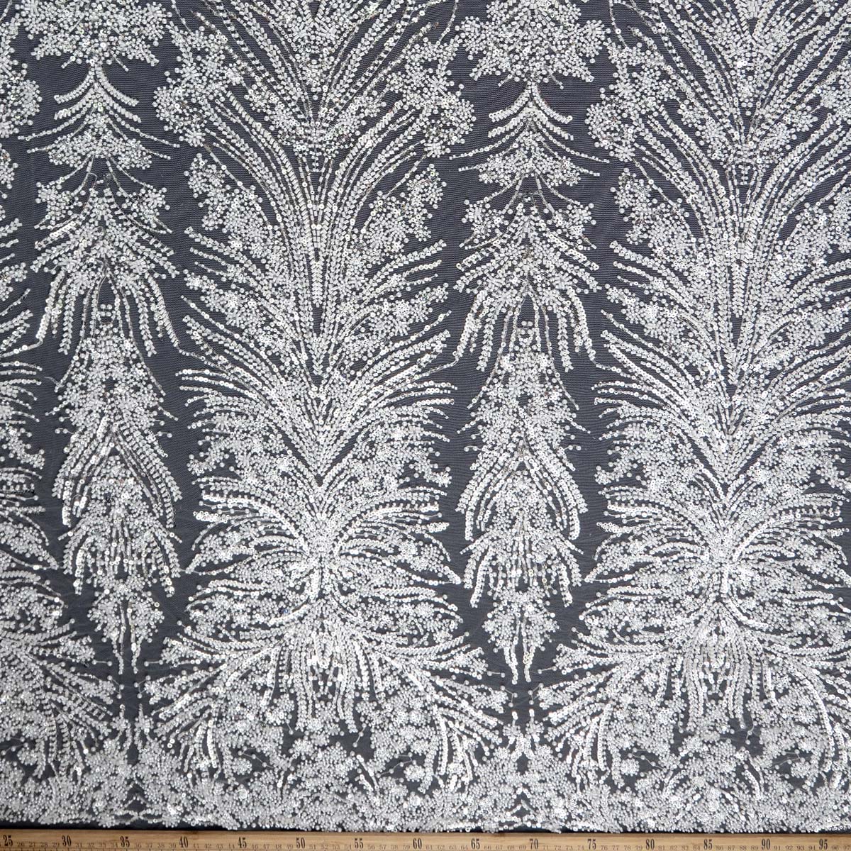 TUL PRADA BLANCO BRILLANTE PERLAS Y CANUTILLOS