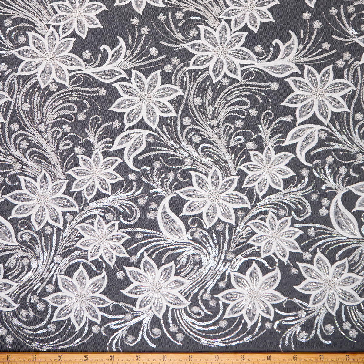 TUL PRADA BLANCO BRILLANTE FLORAL Y HOJAS