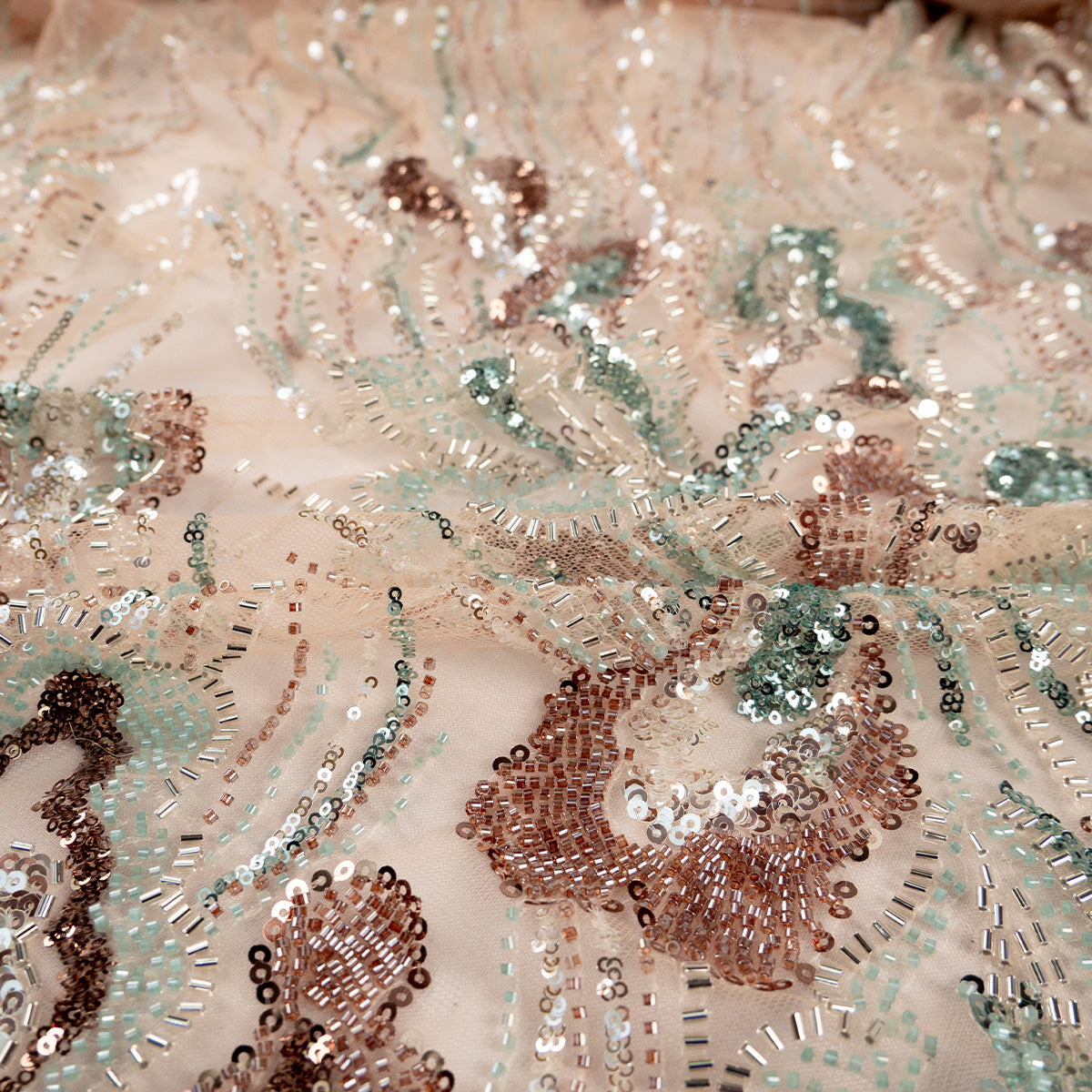 TUL PRADA CAMEL SEMILLAS HOJAS Y DETALLES EN TURQUESA