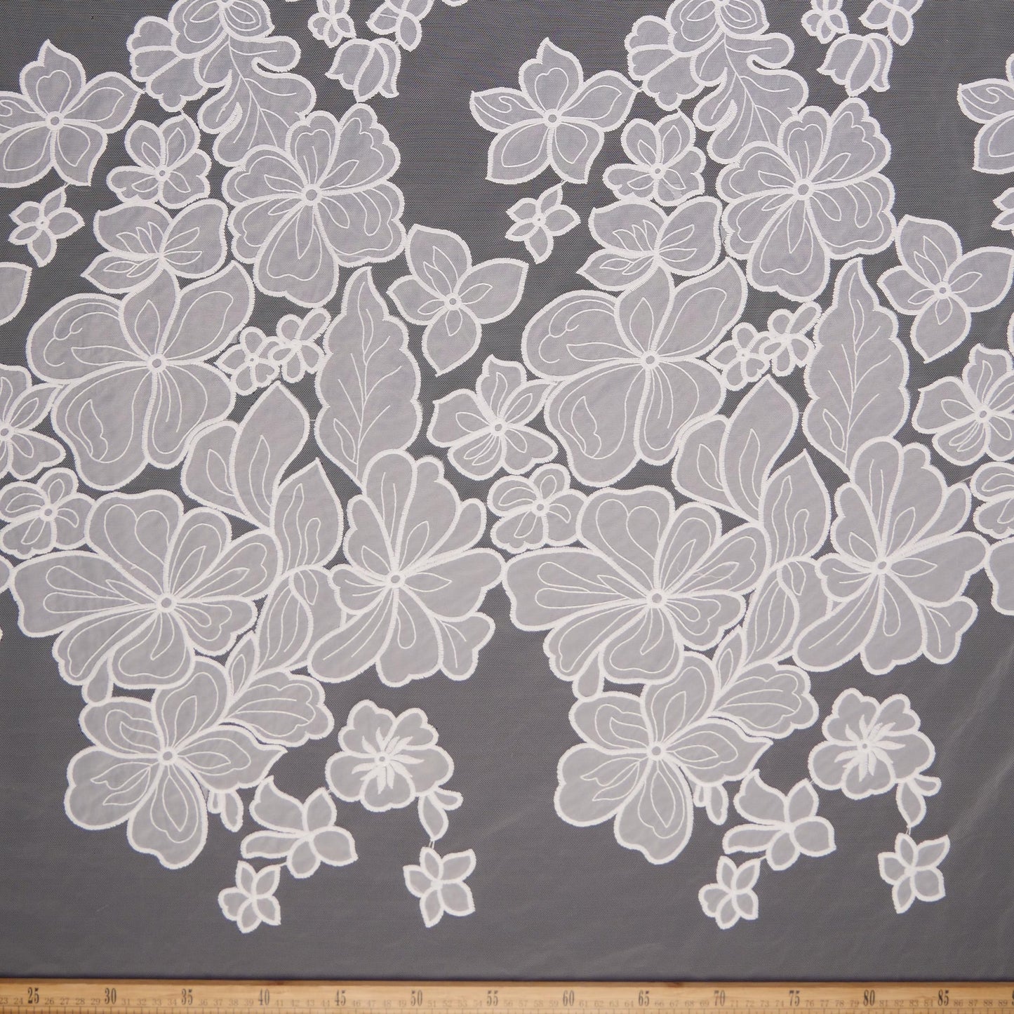 ORGANZA GALLIANO BLANCO BRILLANTE CON FLORES Y HOJAS GRANDES