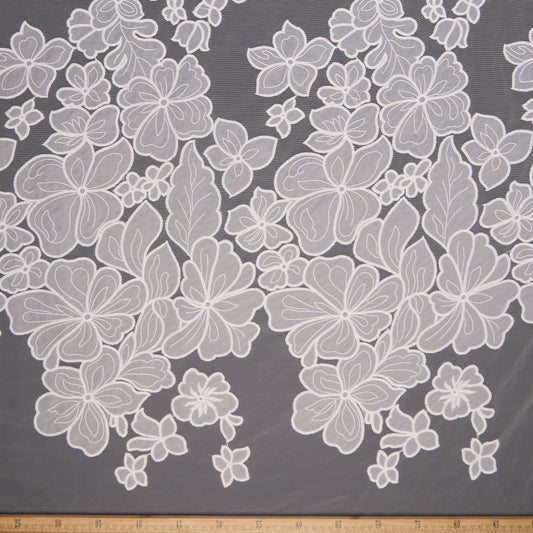 ORGANZA GALLIANO BLANCO BRILLANTE CON FLORES Y HOJAS GRANDES