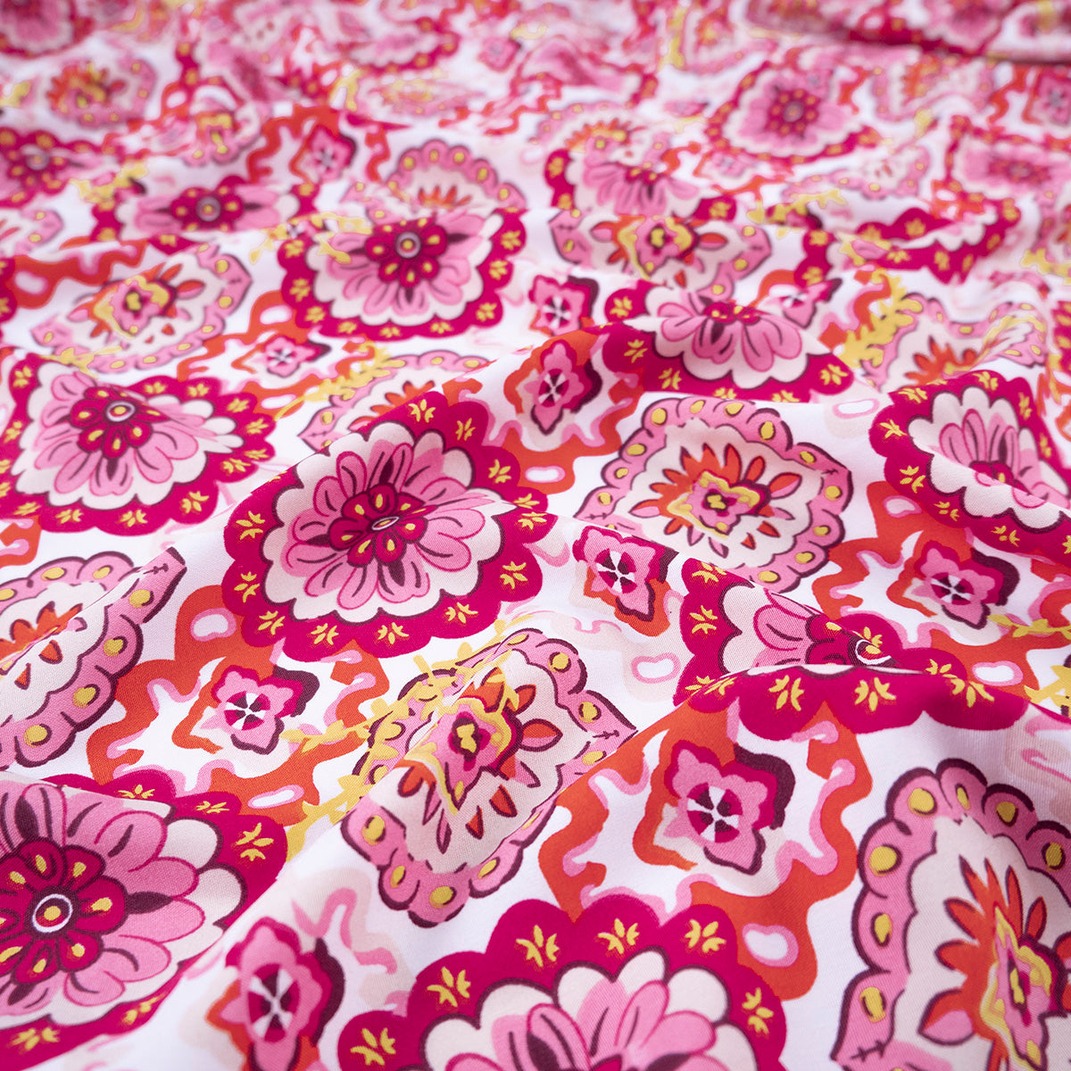 MICRO FOURWAY ESTAMPADO BLANCO BRILLANTE CON MANDALAS ROJAS