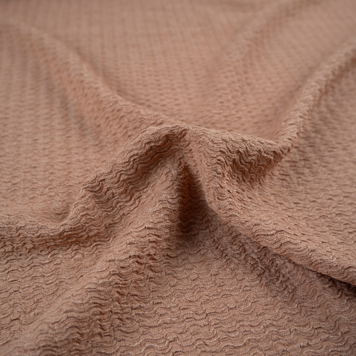 CREPE DRAPE CAMEL PRALINE TEXTURADO CON ONDAS